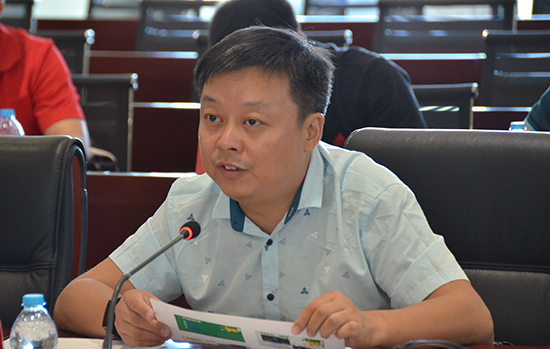 《中國(guó)球迷匯》總導(dǎo)演李劍然在研討會(huì)上介紹節(jié)目特點(diǎn)